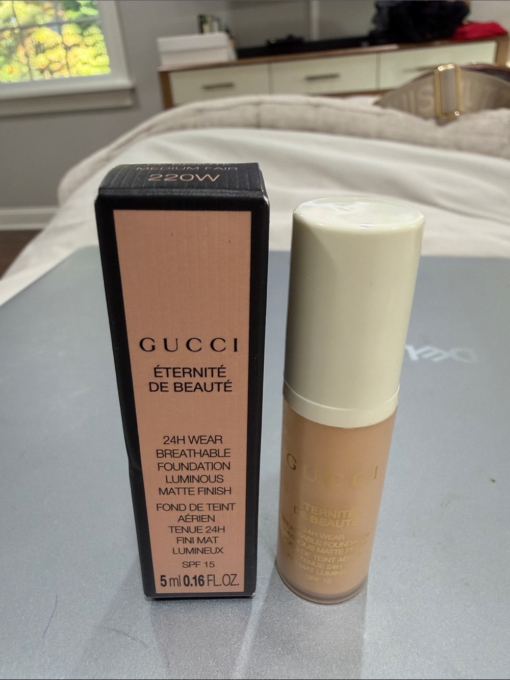 Gucci Éternité de Beauté Breathable Foundation – 220W Warm Beige